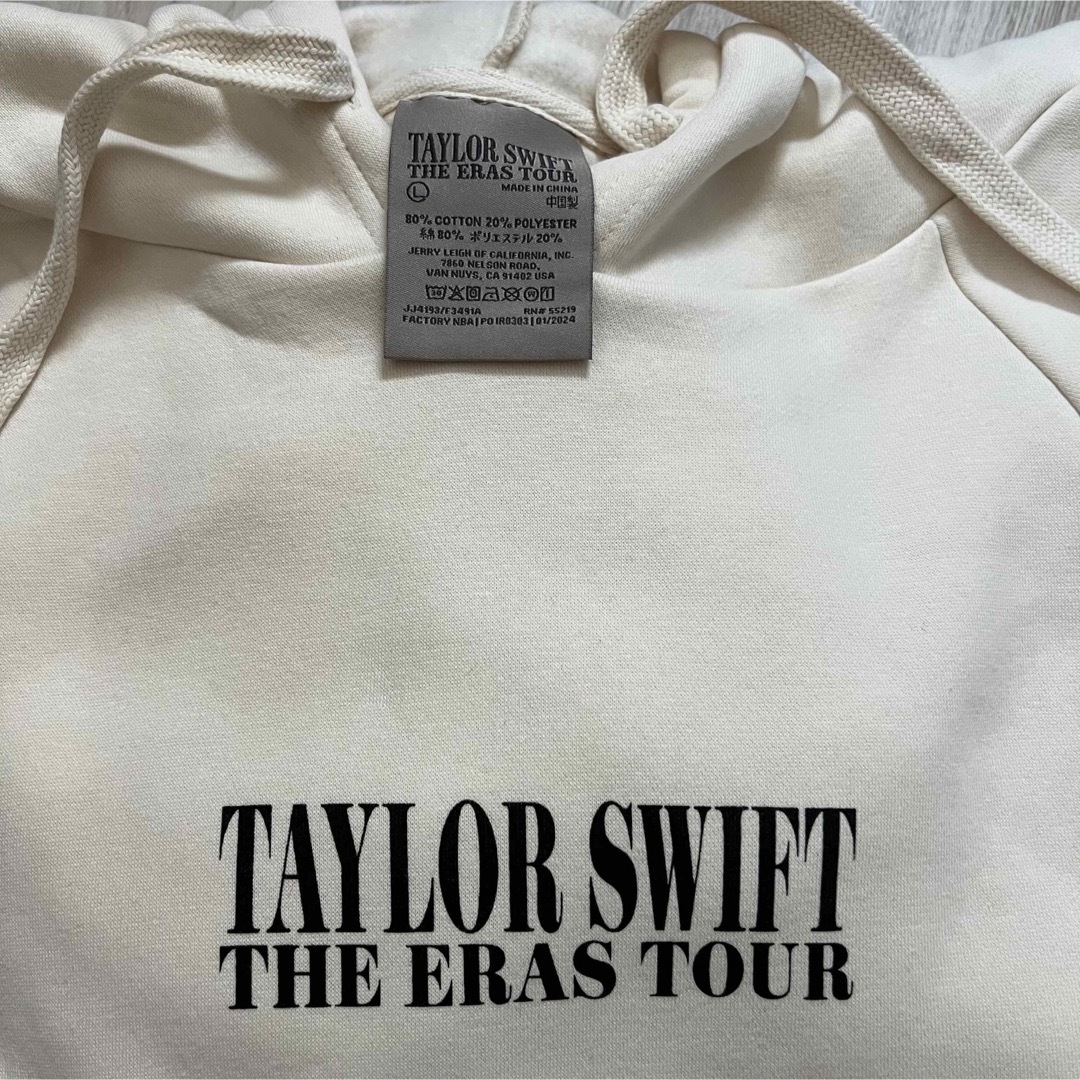 テイラースウィフト　THE ERAS TOUR フーディ　ベージュL エンタメ/ホビーのタレントグッズ(ミュージシャン)の商品写真