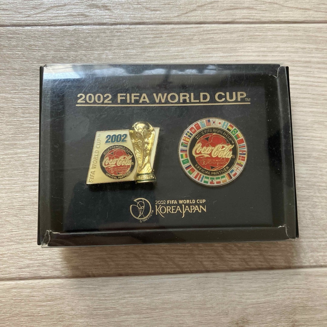 2002 FIFA WORLD CUP 日韓ワールドカップ 記念ピンバッジ W杯 スポーツ/アウトドアのサッカー/フットサル(記念品/関連グッズ)の商品写真