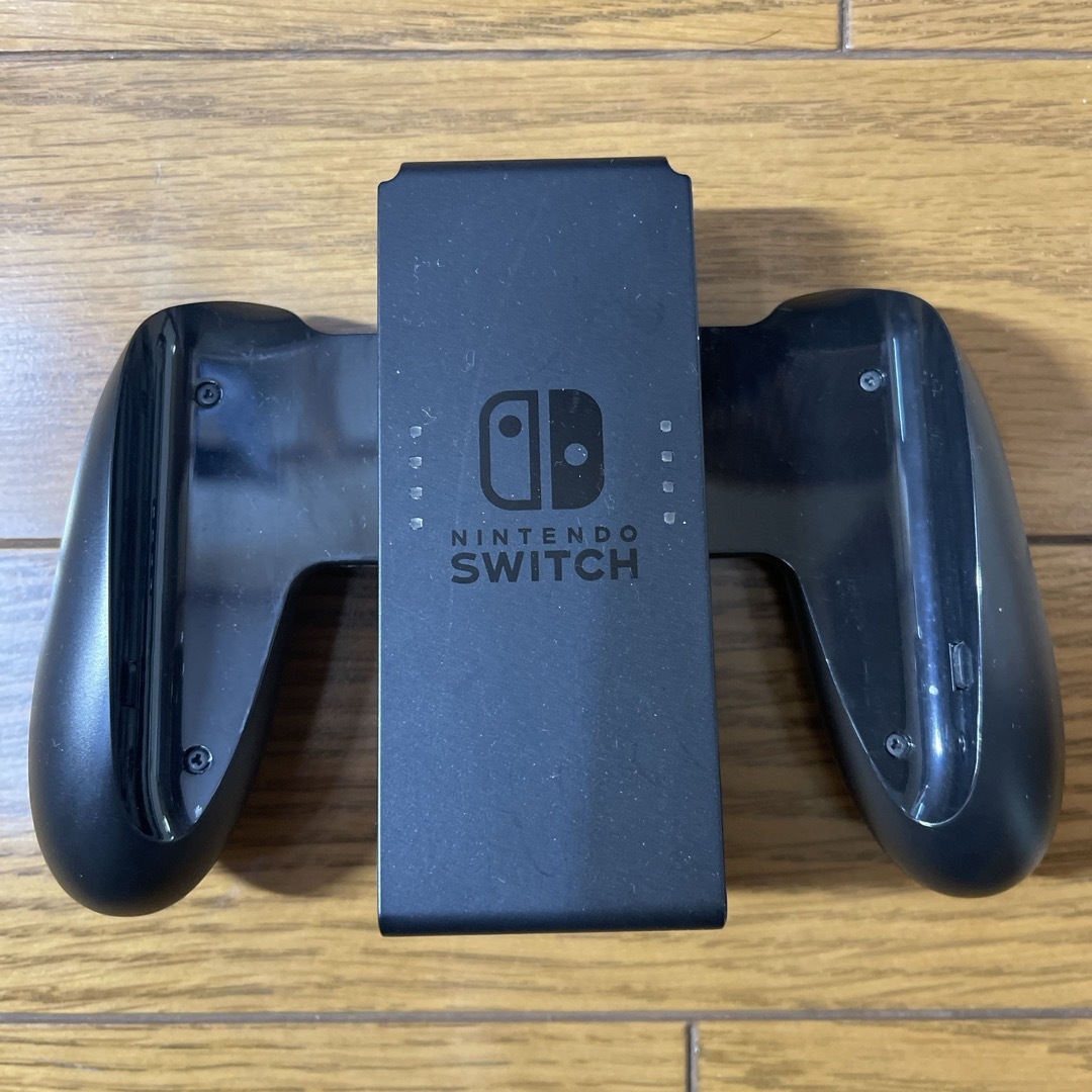 Nintendo Switch(ニンテンドースイッチ)のNintendo switch  スイッチ　純正品　Joy-Conグリップ エンタメ/ホビーのゲームソフト/ゲーム機本体(家庭用ゲーム機本体)の商品写真
