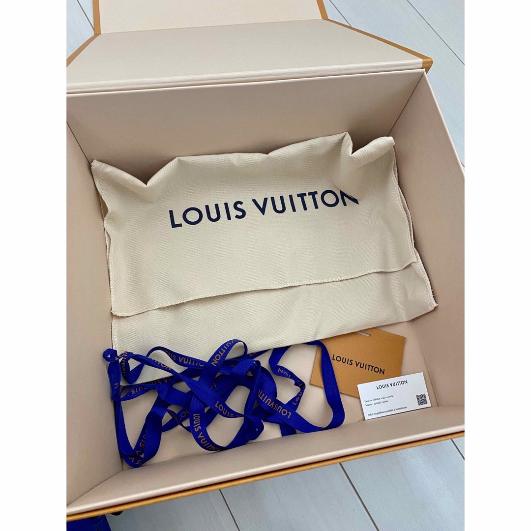 LOUIS VUITTON(ルイヴィトン)のルイヴィトン ショルダーバッグ トリヨンレザー ミニ・ソフトトランク　ブルー メンズのバッグ(ショルダーバッグ)の商品写真