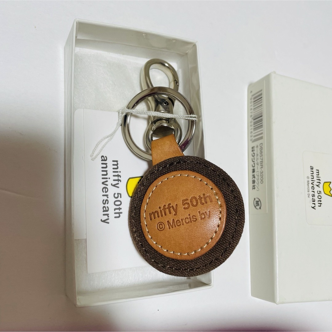 miffy(ミッフィー)の2005年　ミッフィー　生誕50周年　　本革キーホルダー　クツワ製 レディースのファッション小物(キーホルダー)の商品写真