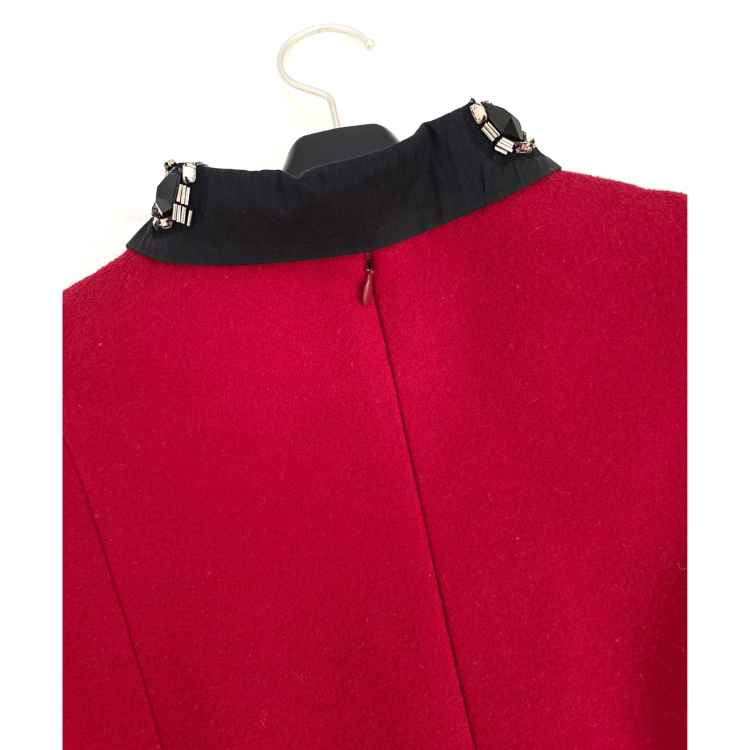 ADORE(アドーア)のADORE ウール　メルトン　ビジュー襟　ソフトフレア　ワンピース　赤 レディースのワンピース(ひざ丈ワンピース)の商品写真