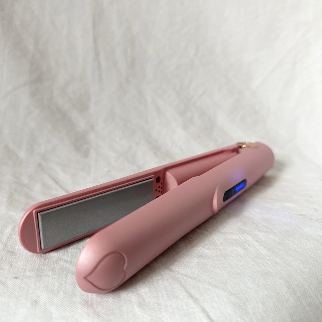 Cute コードレス ヘアアイロン ストレート ピンク 充電式 スマホ/家電/カメラの美容/健康(ヘアアイロン)の商品写真