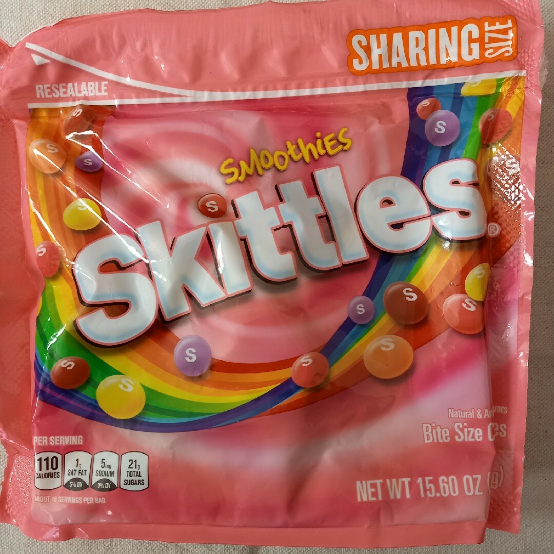 アメリカ人気お菓子 SKITTLESスキットルズ  スムージー 食品/飲料/酒の食品(菓子/デザート)の商品写真