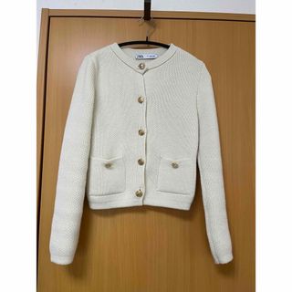 ザラ(ZARA)の【2回着用】ZARA ホワイト　ニット　カーディガン(カーディガン)