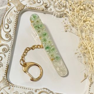 再販！キークリップ　かすみ草　白とライトグリーン　レジン(その他)