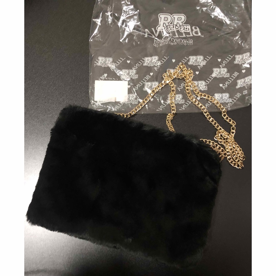 RyuRyu(リュリュ)のショルダーバッグ　黒ふわふわ レディースのバッグ(ショルダーバッグ)の商品写真
