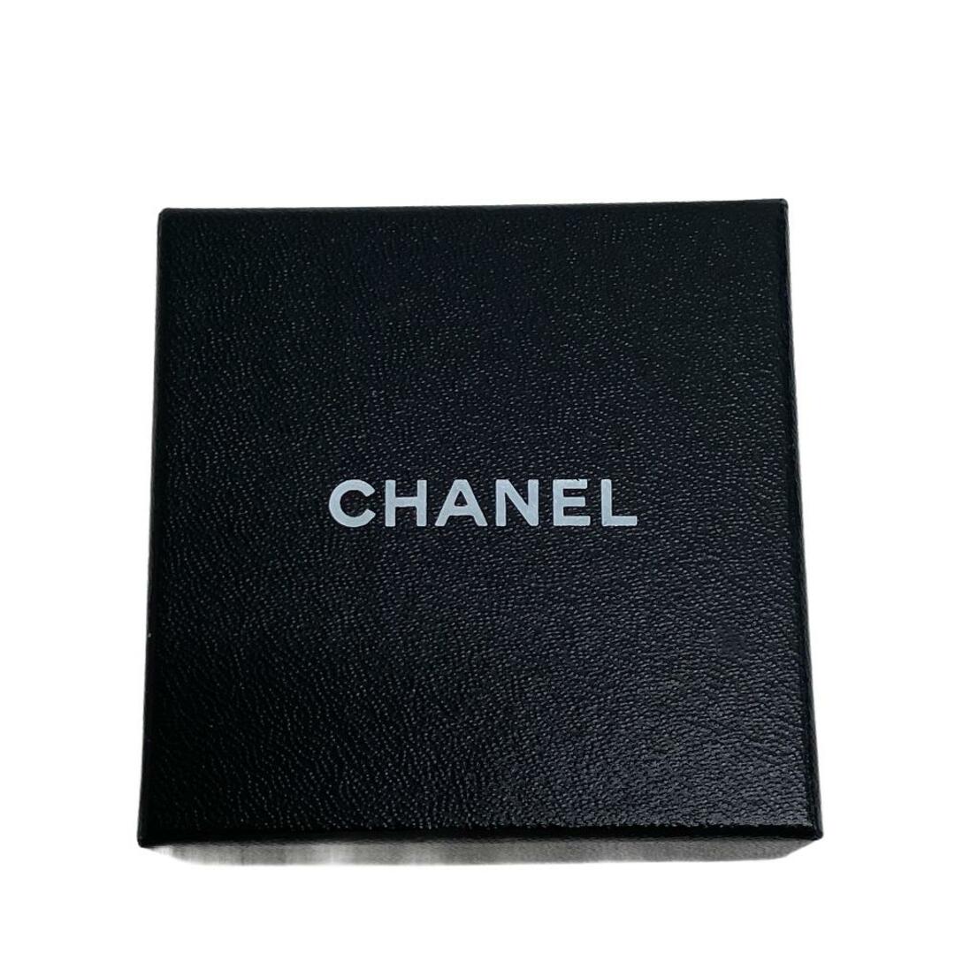 CHANEL(シャネル)のシャネル CHANEL ブローチ
 ロゴ 99A ゴールド レディースのアクセサリー(ブローチ/コサージュ)の商品写真