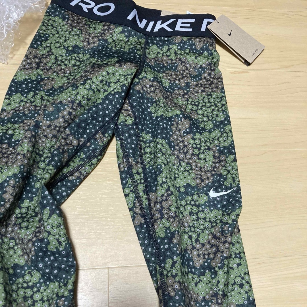 NIKE(ナイキ)のNIKE レギンス　XS 定価7150 ナイキ  タイツ　NIKE 総柄　XS レディースのレッグウェア(レギンス/スパッツ)の商品写真