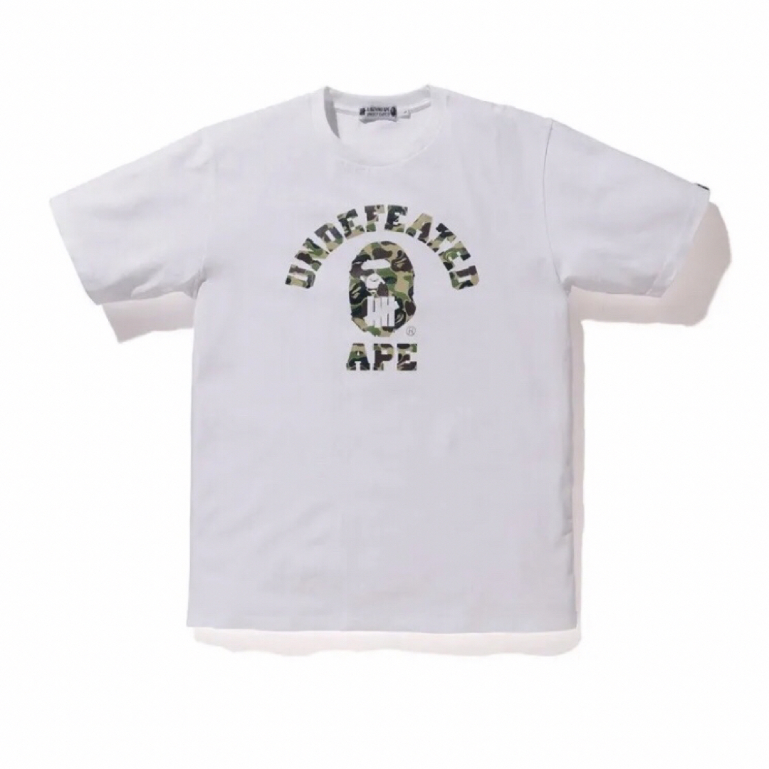 A BATHING APE(アベイシングエイプ)のA BATHING APE × UNDEFEATED COLLEGE TEE メンズのトップス(Tシャツ/カットソー(半袖/袖なし))の商品写真
