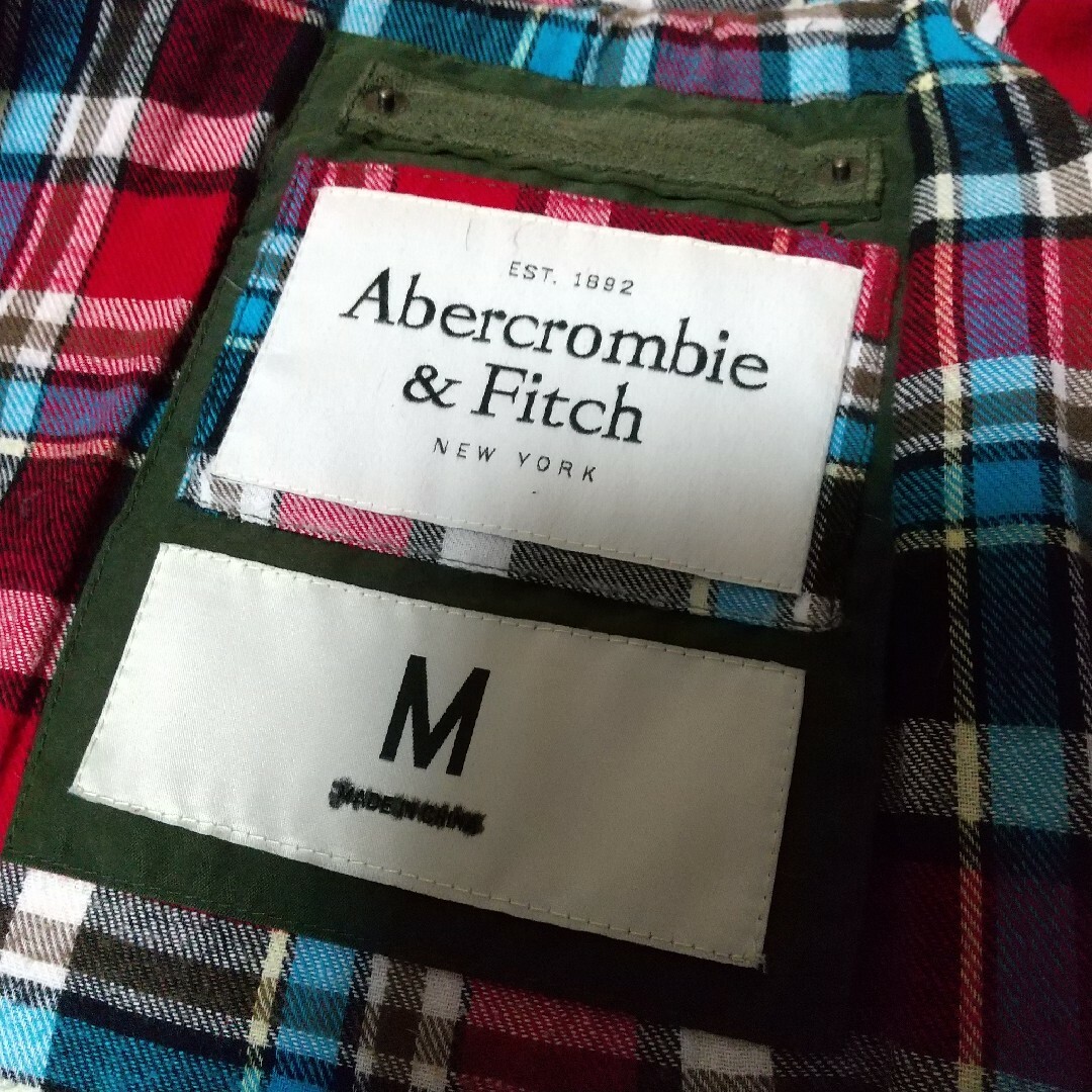 Abercrombie&Fitch(アバクロンビーアンドフィッチ)のアバクロダウンジャケット 胸囲～約96cm グリーン系 フードジャンパー M～L メンズのジャケット/アウター(ダウンジャケット)の商品写真