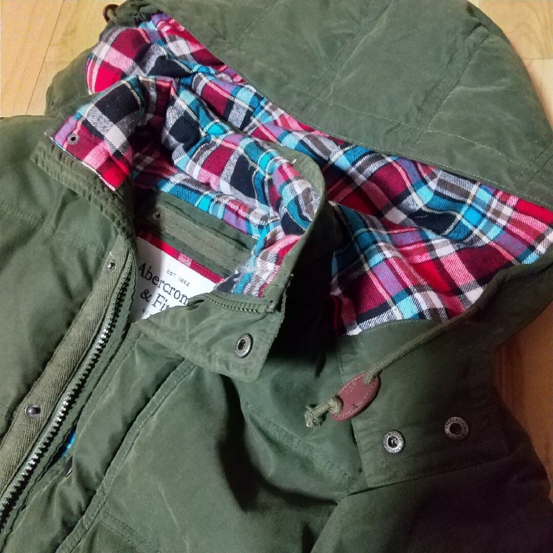 Abercrombie&Fitch(アバクロンビーアンドフィッチ)のアバクロダウンジャケット 胸囲～約96cm グリーン系 フードジャンパー M～L メンズのジャケット/アウター(ダウンジャケット)の商品写真