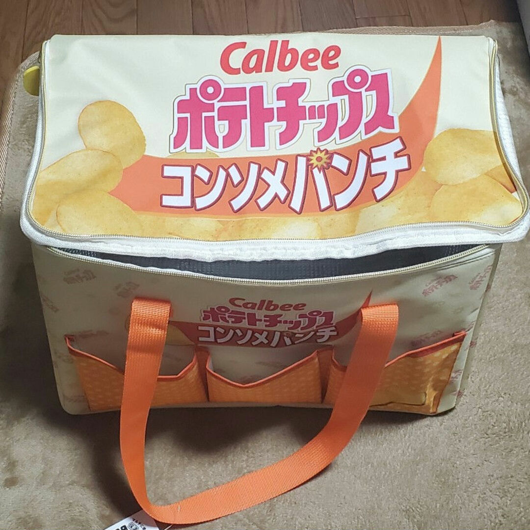 カルビー(カルビー)のカルビーポテトチップス　保温保冷BIGマルチバッグ エンタメ/ホビーのおもちゃ/ぬいぐるみ(キャラクターグッズ)の商品写真