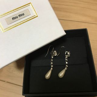 miumiu  正規品　クリスタルピアス　ゴールド　ピアス　アクセサリーピアス