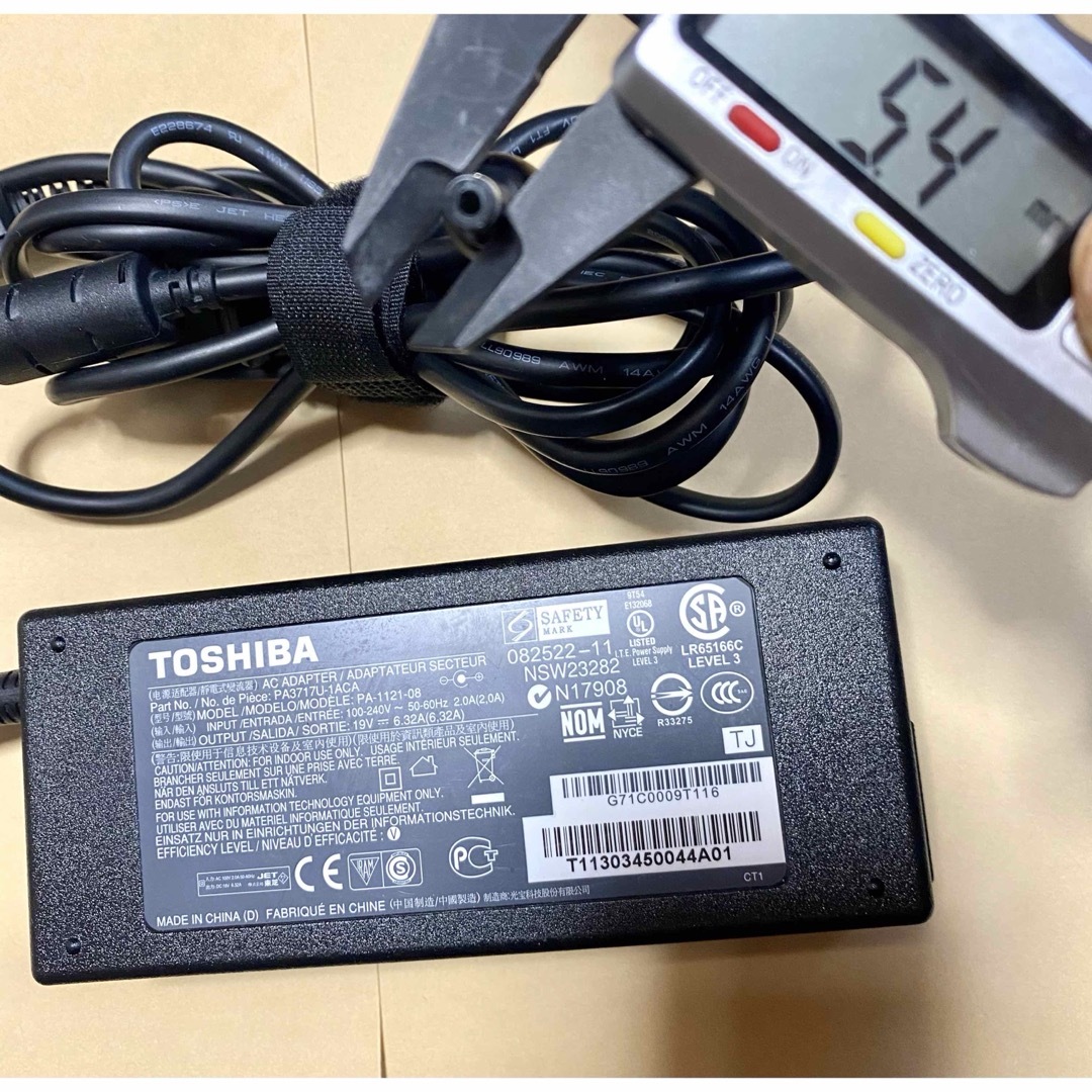 東芝(トウシバ)の☆送料込み☆中古純正TOSHIBA東芝ACアダプター19V 6.32A  スマホ/家電/カメラのPC/タブレット(PC周辺機器)の商品写真