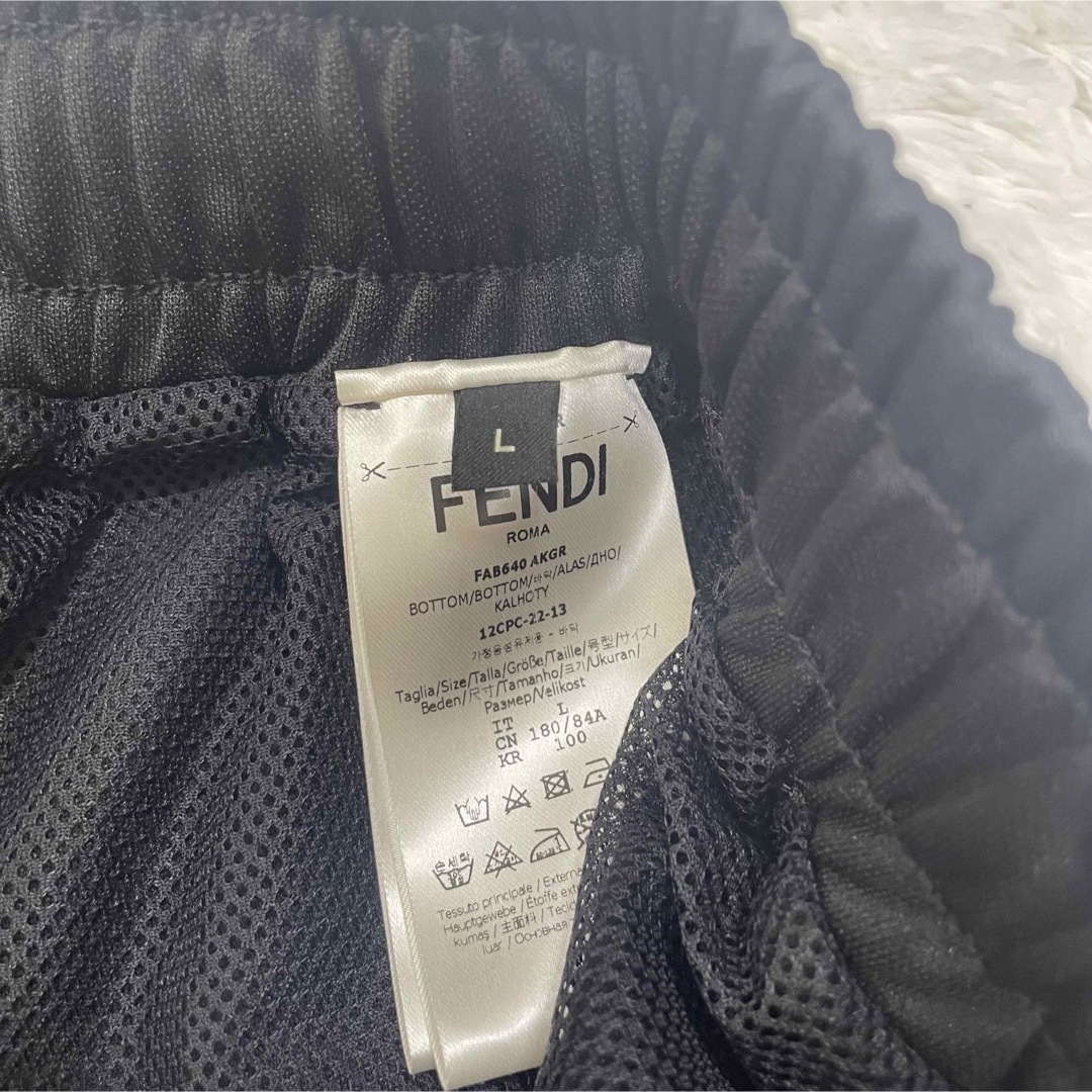 FENDI(フェンディ)の新品タグ付き　フェンダーチェ　FENDACE 22ss ハーフパンツ　Lサイズ メンズのパンツ(ショートパンツ)の商品写真