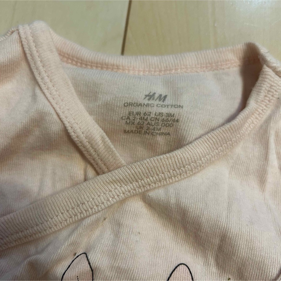H&M(エイチアンドエム)の⭐︎H&M 長袖　肌着　2枚セット　60 ピンク　ホワイト キッズ/ベビー/マタニティのベビー服(~85cm)(肌着/下着)の商品写真