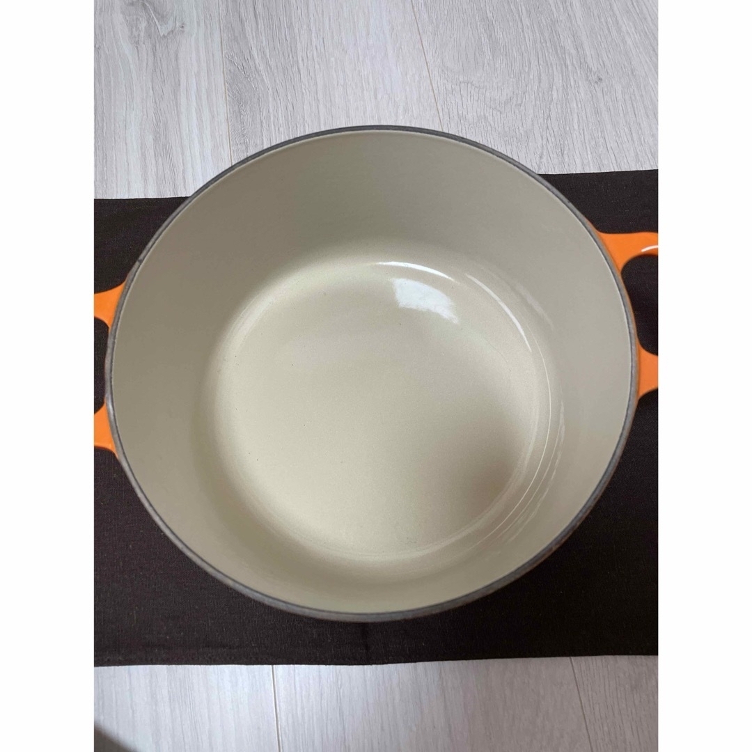 LE CREUSET(ルクルーゼ)の未使用ルクルーゼ ココットロンド 22cm インテリア/住まい/日用品のキッチン/食器(鍋/フライパン)の商品写真