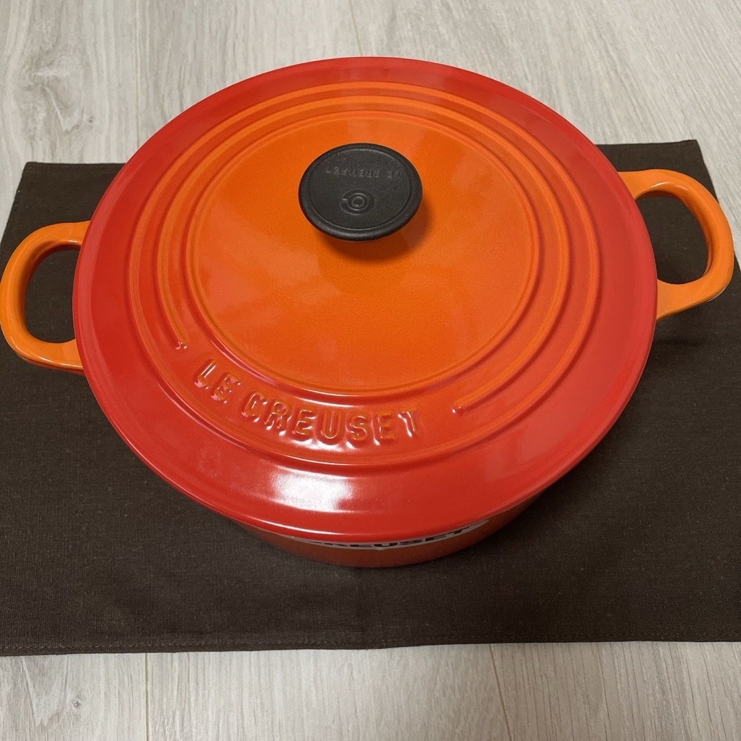 LE CREUSET(ルクルーゼ)の未使用ルクルーゼ ココットロンド 22cm インテリア/住まい/日用品のキッチン/食器(鍋/フライパン)の商品写真