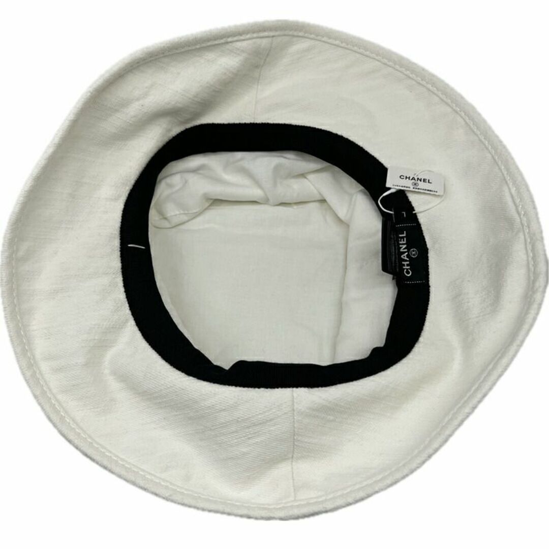 CHANEL(シャネル)のCHANEL　シャネル　ハット　デニム　ホワイト　Lサイズ　コットン　デニム　白色　ネイビー　CCロゴ　CCマーク　ヘッドアクセ　小物　帽子　レディース　メンズ　ユニセックス レディースの帽子(ハット)の商品写真