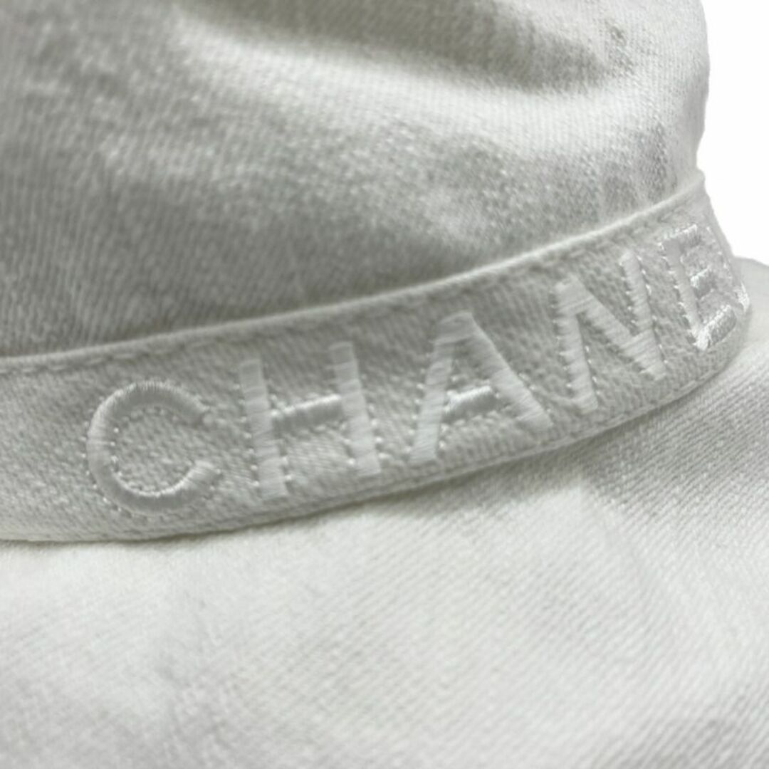 CHANEL(シャネル)のCHANEL　シャネル　ハット　デニム　ホワイト　Lサイズ　コットン　デニム　白色　ネイビー　CCロゴ　CCマーク　ヘッドアクセ　小物　帽子　レディース　メンズ　ユニセックス レディースの帽子(ハット)の商品写真