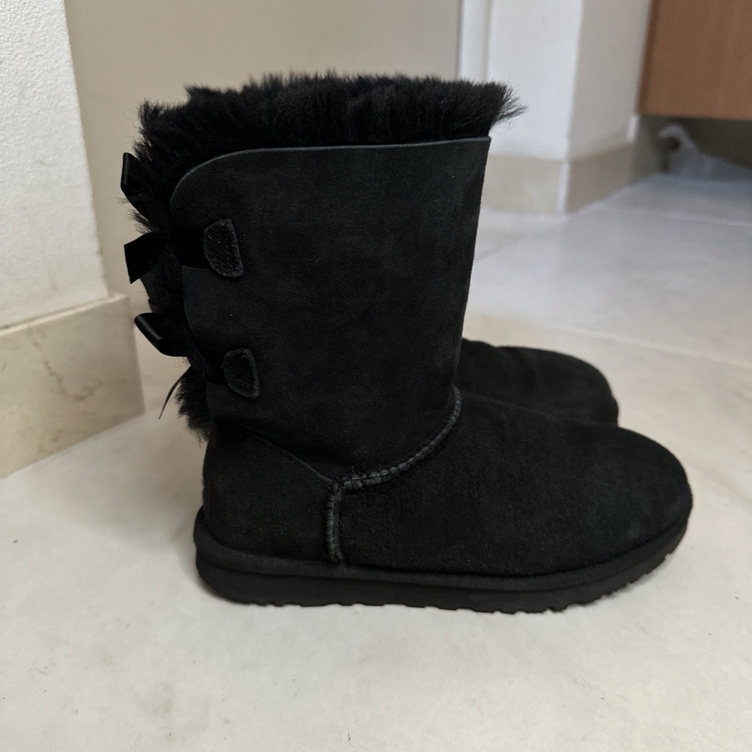 UGG AUSTRALIA(アグオーストラリア)のアグオーストラリア　UGG ムートンブーツ　黒　リボン付き レディースの靴/シューズ(ブーツ)の商品写真