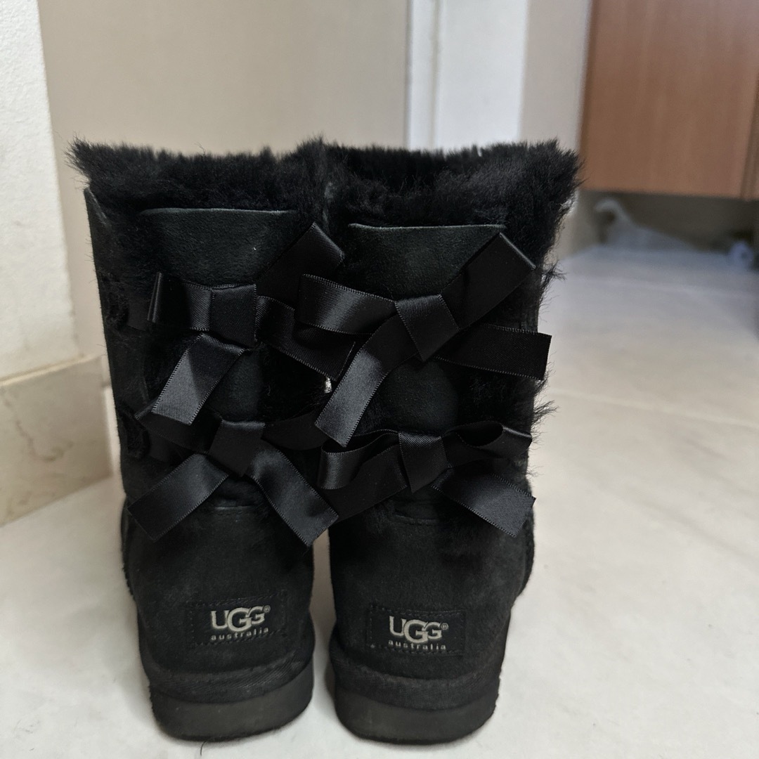 UGG AUSTRALIA(アグオーストラリア)のアグオーストラリア　UGG ムートンブーツ　黒　リボン付き レディースの靴/シューズ(ブーツ)の商品写真