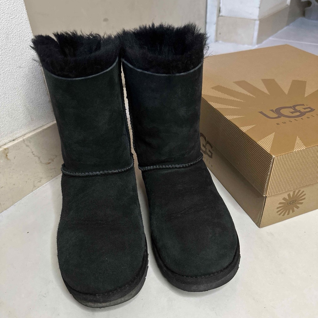 UGG AUSTRALIA(アグオーストラリア)のアグオーストラリア　UGG ムートンブーツ　黒　リボン付き レディースの靴/シューズ(ブーツ)の商品写真