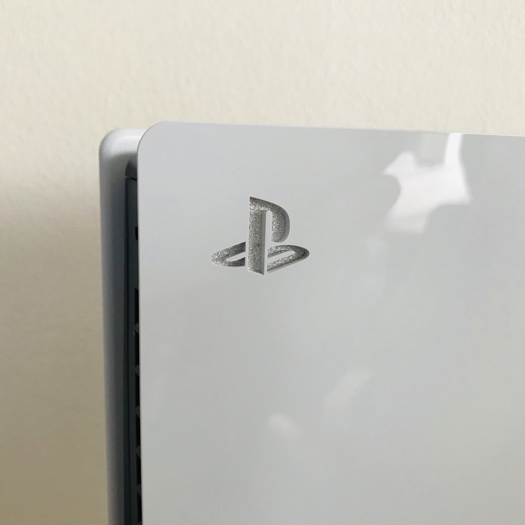 PS5 Slim 専用「ロゴ用ステッカー」パールシルバー エンタメ/ホビーのゲームソフト/ゲーム機本体(その他)の商品写真