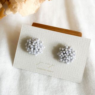 ライトグレー 小ぶり ビーズ刺繍のナチュラルピアス (サージカルステンレス)(ピアス)