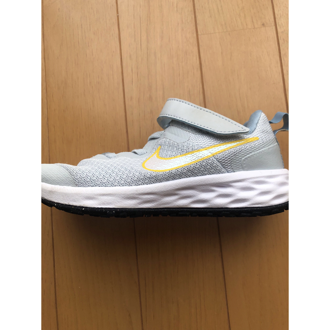 NIKE(ナイキ)のNIKEナイキスニーカー⭐︎18センチ水色⭐︎ キッズ/ベビー/マタニティのキッズ靴/シューズ(15cm~)(スニーカー)の商品写真