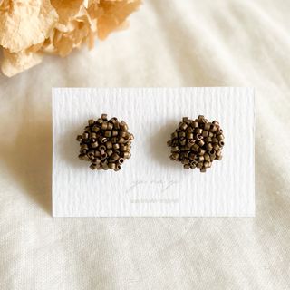 ブラウン 小ぶり ビーズ刺繍のナチュラル ピアス (サージカルステンレス) (ピアス)