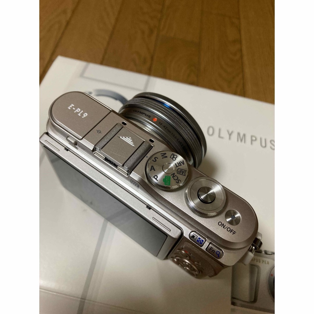 OLYMPUS(オリンパス)の新品級　オリンパス　PEN E-PL9 ブラウン　ダブルレンズ　 SD32GB付 スマホ/家電/カメラのカメラ(ミラーレス一眼)の商品写真