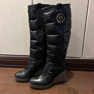 MONCLERのダウンブーツです