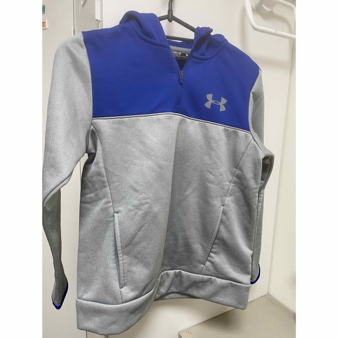 UNDER ARMOUR(アンダーアーマー)の送料込み！アンダーアーマーキッズパーカー140サイズ キッズ/ベビー/マタニティのキッズ服男の子用(90cm~)(ジャケット/上着)の商品写真