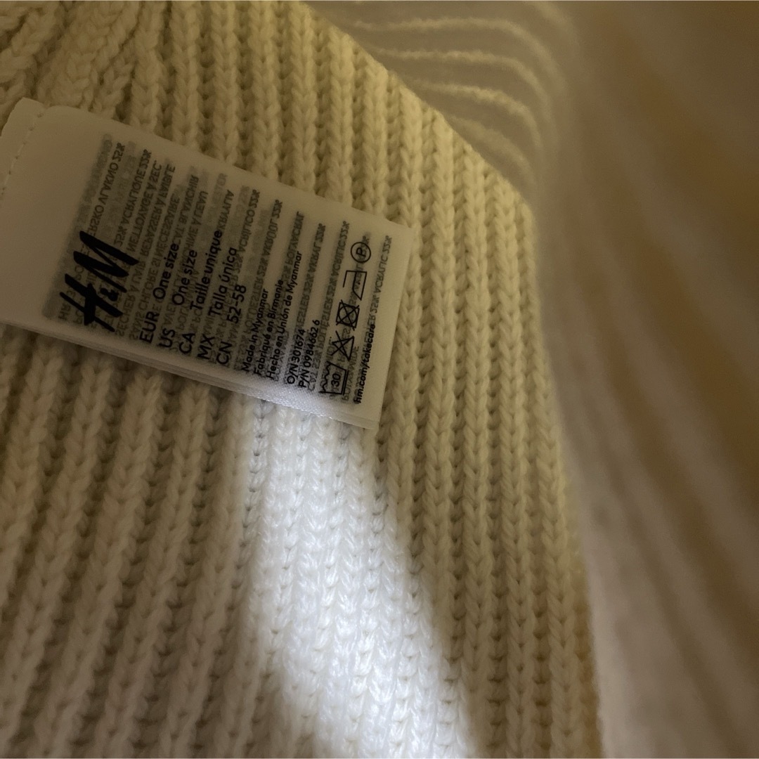 H&M(エイチアンドエム)のH&Mニット帽　ホワイト レディースの帽子(ニット帽/ビーニー)の商品写真