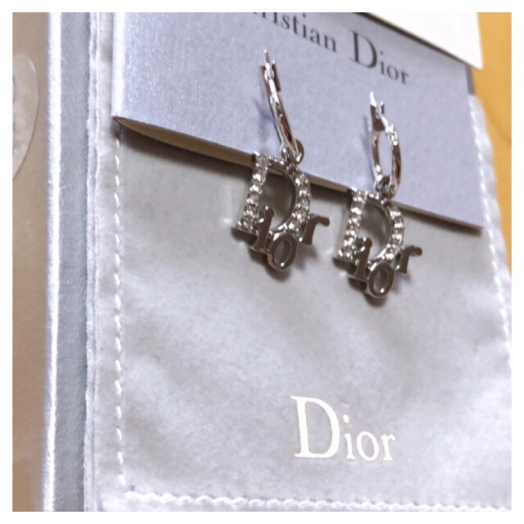 Christian Dior(クリスチャンディオール)のフープピアス シルバーロゴ Christian Dior レディースのアクセサリー(ピアス)の商品写真