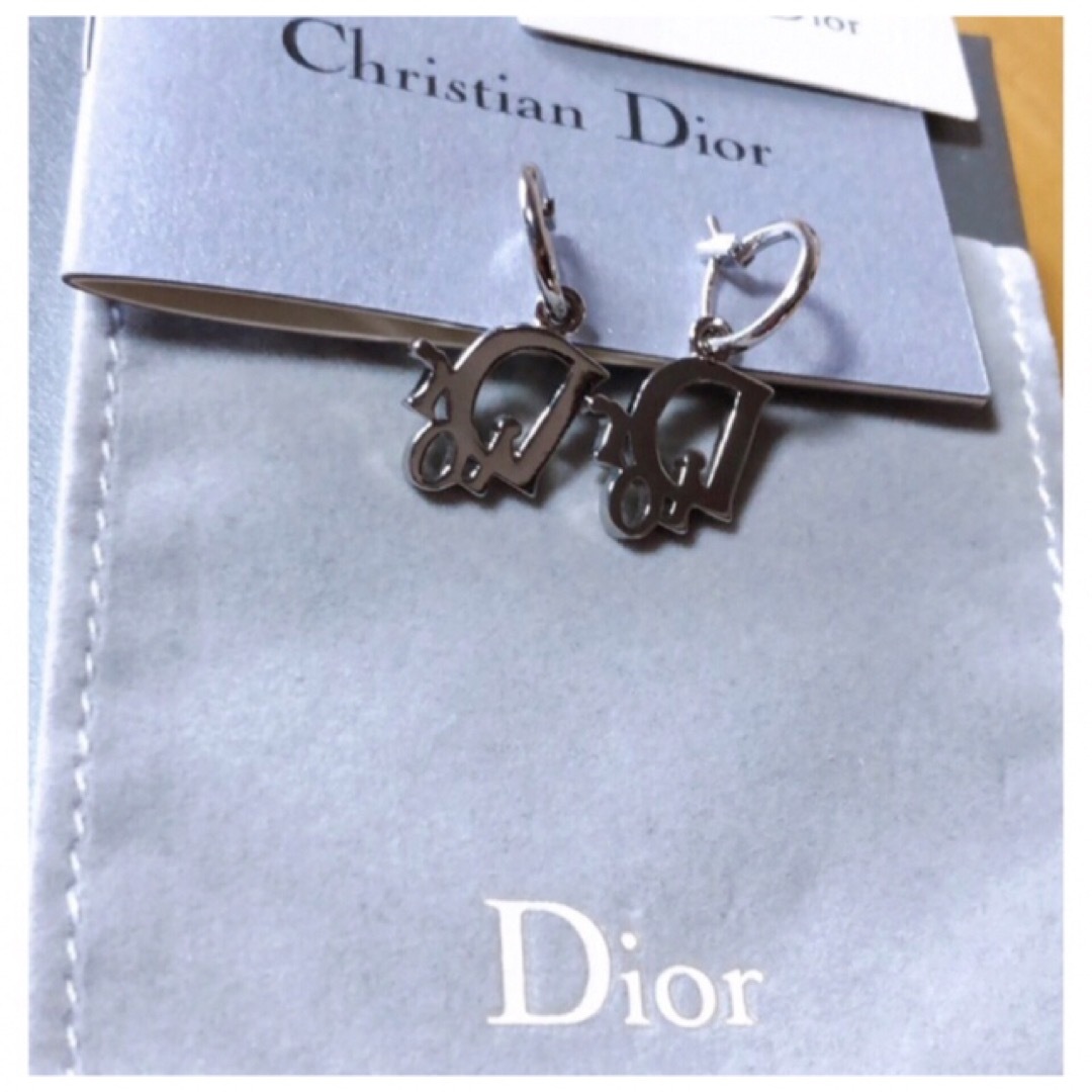 Christian Dior(クリスチャンディオール)のフープピアス シルバーロゴ Christian Dior レディースのアクセサリー(ピアス)の商品写真