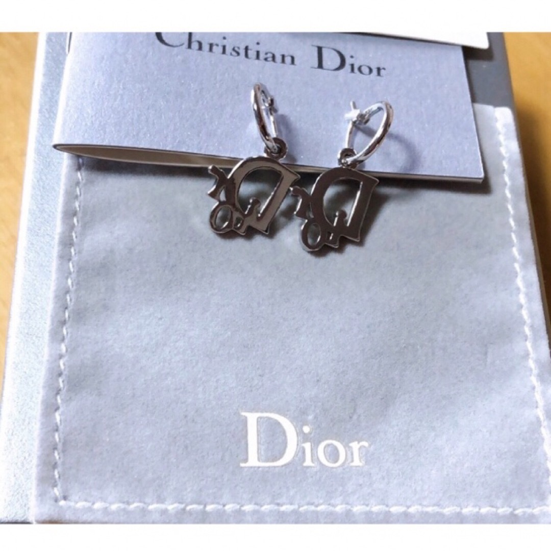 Christian Dior(クリスチャンディオール)のフープピアス シルバーロゴ Christian Dior レディースのアクセサリー(ピアス)の商品写真
