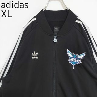 アディダス(adidas)のアディダス NBA ホーネッツ ファイヤーバード刺繍トラックジャケット XL 黒(ジャージ)