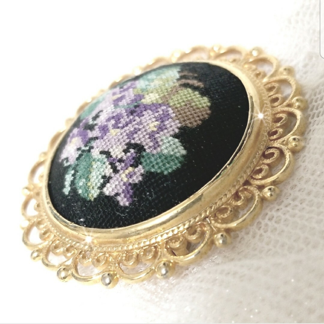 プチポワン オーストリア刻印あり ゴールド×ブラック 金黒紫 刺繍 ブローチ