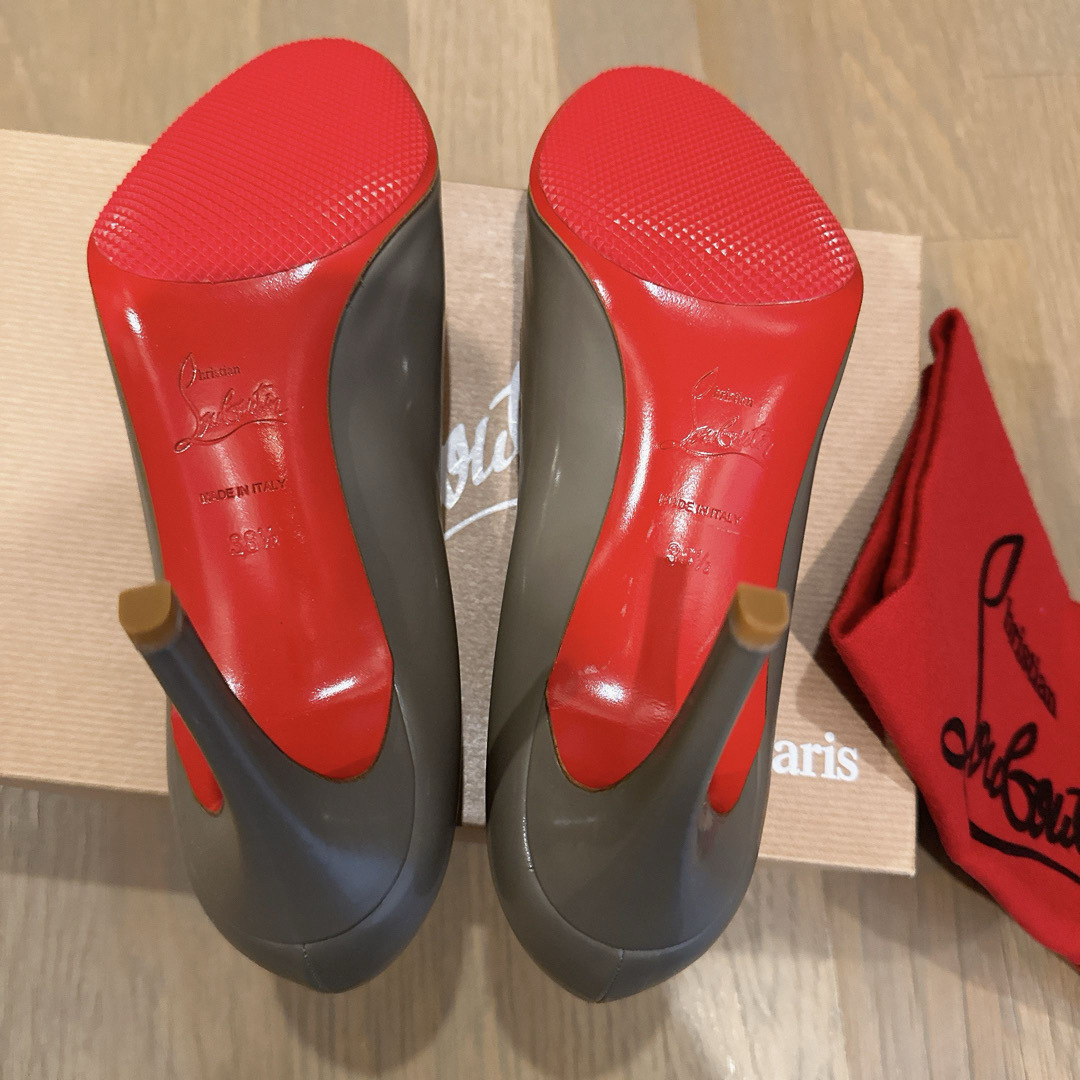 Christian Louboutin(クリスチャンルブタン)の新品　ルブタン　グレー　パンプス　38.5  クリスチャン　ルブタン　プレーン レディースの靴/シューズ(ハイヒール/パンプス)の商品写真