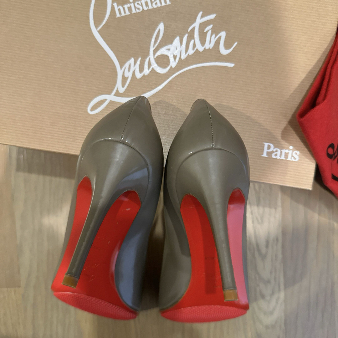 Christian Louboutin(クリスチャンルブタン)の新品　ルブタン　グレー　パンプス　38.5  クリスチャン　ルブタン　プレーン レディースの靴/シューズ(ハイヒール/パンプス)の商品写真