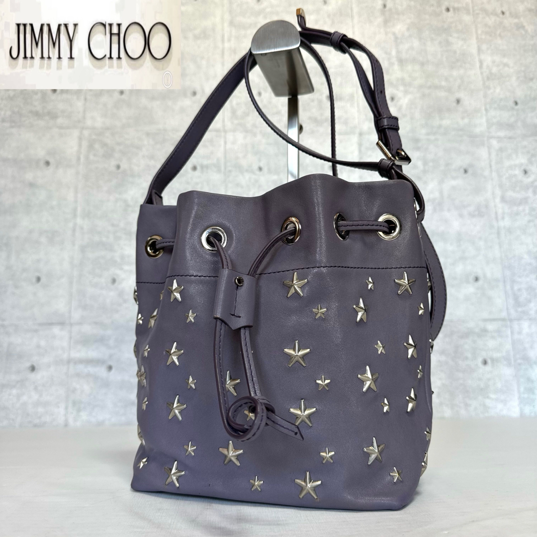 JIMMY CHOO(ジミーチュウ)の【JIMMY CHOO】JONO/S パープル スタッズ 巾着クロスボディバッグ レディースのバッグ(ショルダーバッグ)の商品写真