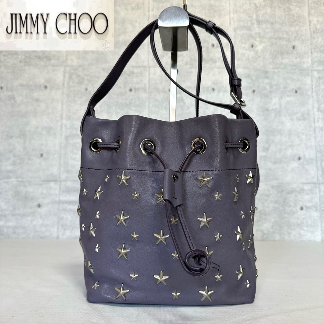 JIMMY CHOO(ジミーチュウ)の【JIMMY CHOO】JONO/S パープル スタッズ 巾着クロスボディバッグ レディースのバッグ(ショルダーバッグ)の商品写真