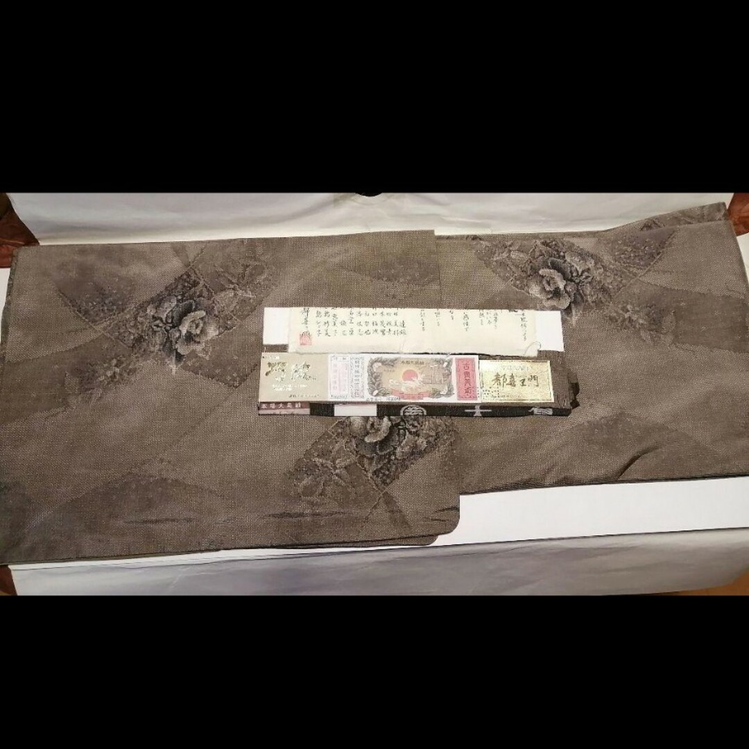 ◇都喜エ門 大島紬 着物 モダン 花 金ラベル 証書あり ベージュ ◇都喜エ門 大島紬 着物 モダン 花 金ラベル 証書あり ベージュ