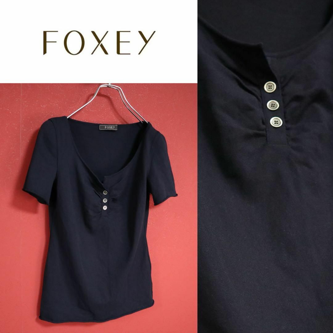 FOXEY(フォクシー)の【極美品】FOXEY フォクシー ボタンデザイン ヘンリーネック Tシャツ レディースのトップス(Tシャツ(半袖/袖なし))の商品写真