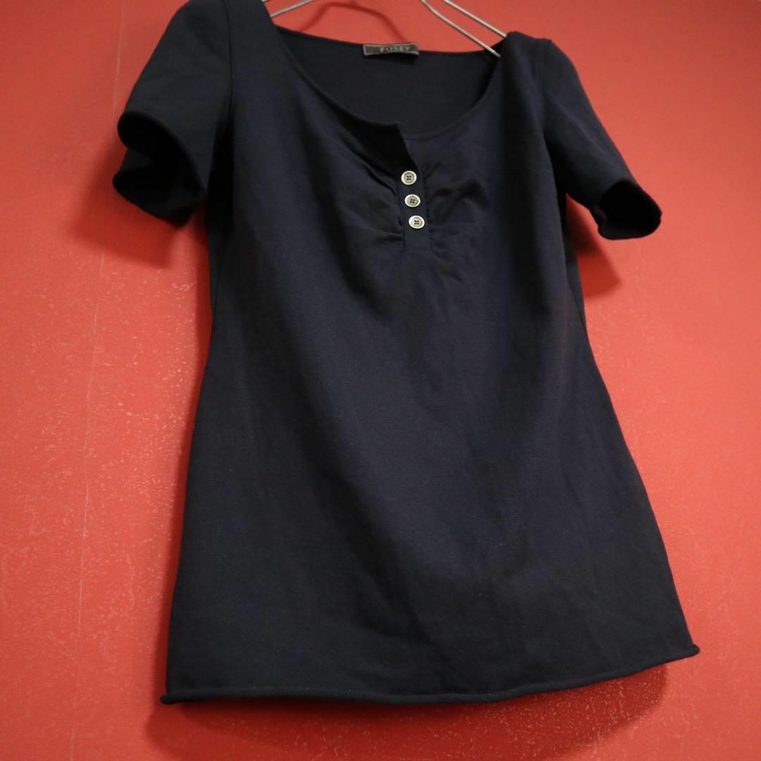 FOXEY(フォクシー)の【極美品】FOXEY フォクシー ボタンデザイン ヘンリーネック Tシャツ レディースのトップス(Tシャツ(半袖/袖なし))の商品写真