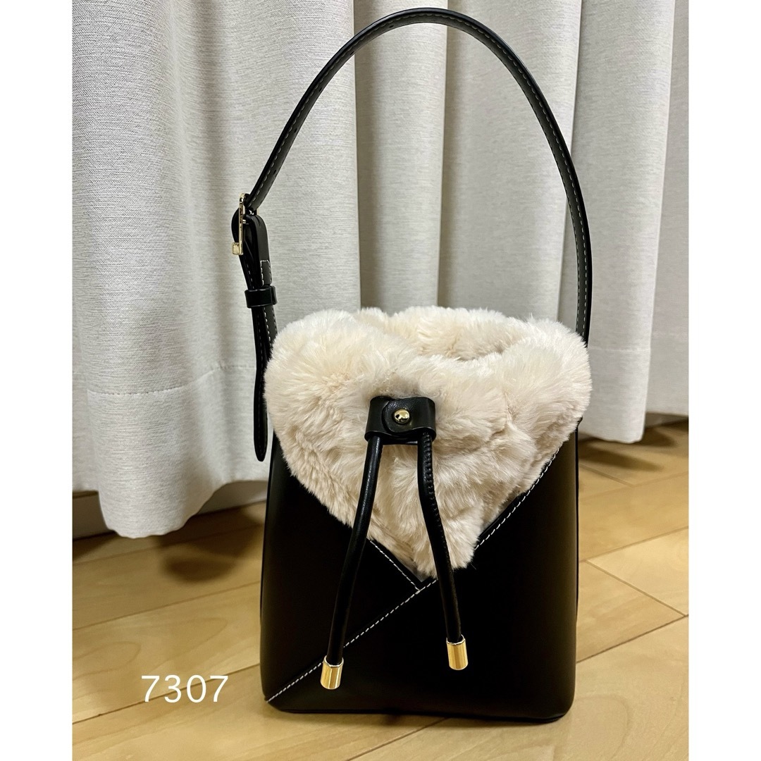 ZARA(ザラ)の2023AW ZARA フェイクファー バッグ レディースのバッグ(ショルダーバッグ)の商品写真