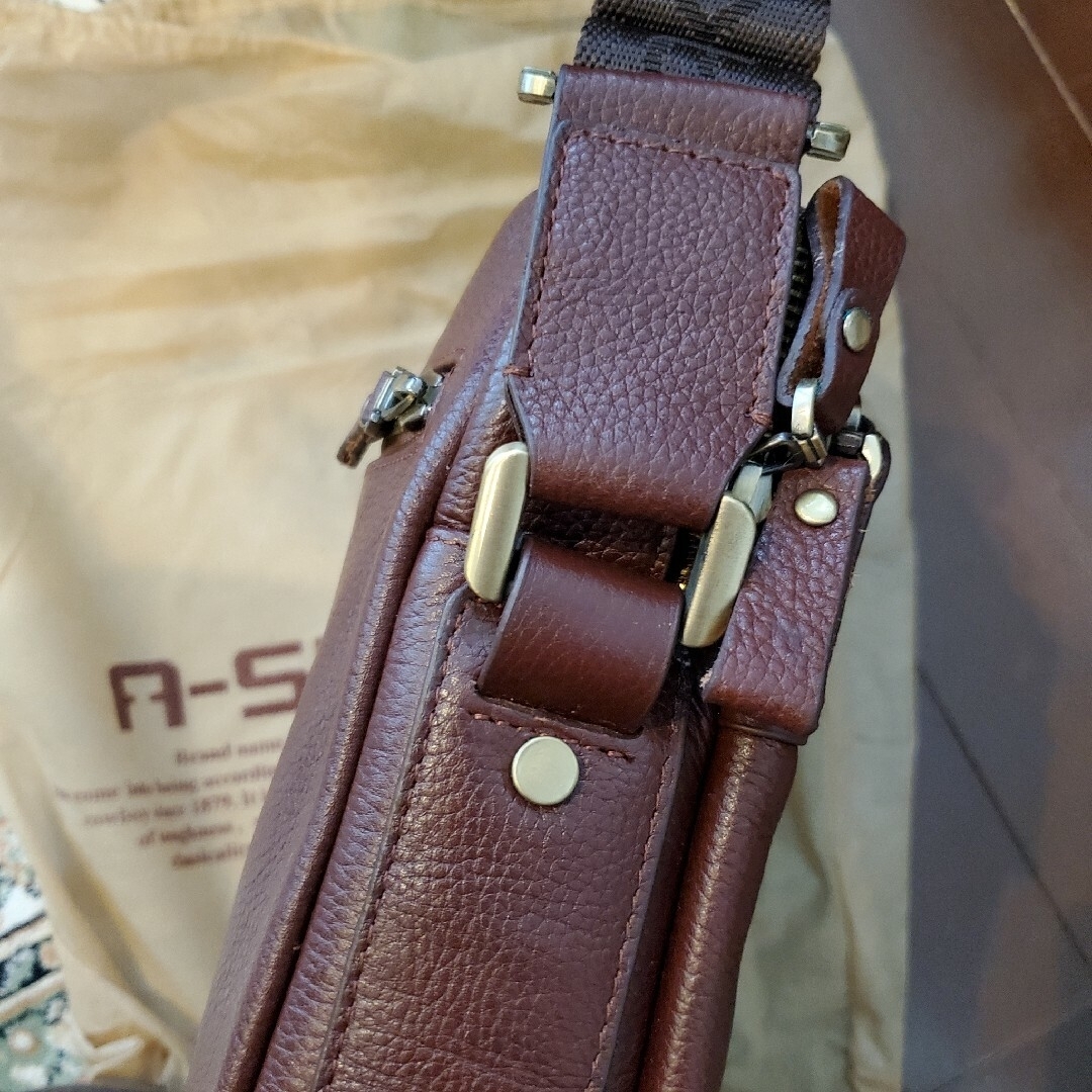 ショルダー鞄・茶色2点セット メンズのバッグ(ショルダーバッグ)の商品写真